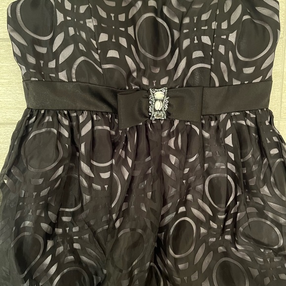 Strapless Black and Silver Cocktail Dress size 6 - Picture 2 of 12
